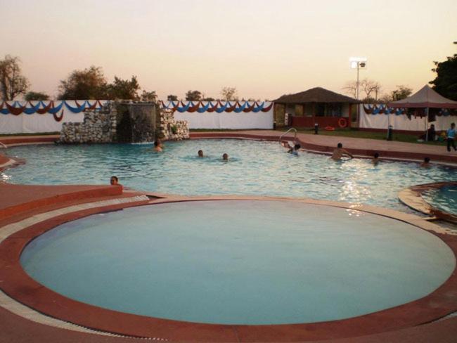 Aum Health Resort Vadodara Bagian luar foto